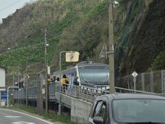 千畳敷駅に停車していたので、追い抜いて（僕は車です）