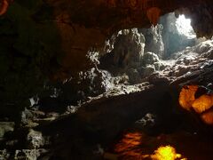 食後に洞窟に寄ります。
この光が差し込んでいるところが、洞窟の発見場所との由。