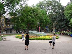 エアロビクスをする人。