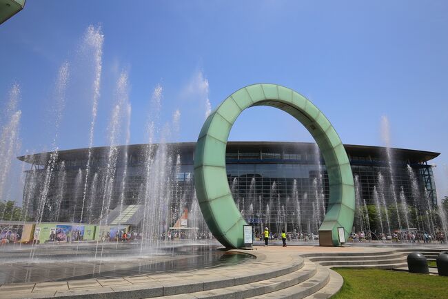 プサン駅<br />KRパスは１ヶ月前に購入し、先月4月5日韓国・鎮海（チネ）軍港祭で来た時に５月２日から５日までの列車指定は購入済みでした。ただ、肝心のＶ-トレインの指定席・立席が満席で取れず同区間のムグンファ号を抑えで確保。<br />Ｏ-トレインは予定の時間より遅い時間のチケットしか取れませんでしたが、<br />プサン駅のチケットカウンターで当初予定していたスケジュールどおりＶ-トレイン、Ｏ-トレインの指定席を確保出来ました。<br /><br />１ヶ月前は満席で購入できなかったチケットが２日前に確保できました。<br />日本のように旅行会社が抑える事があるのかは不明です。