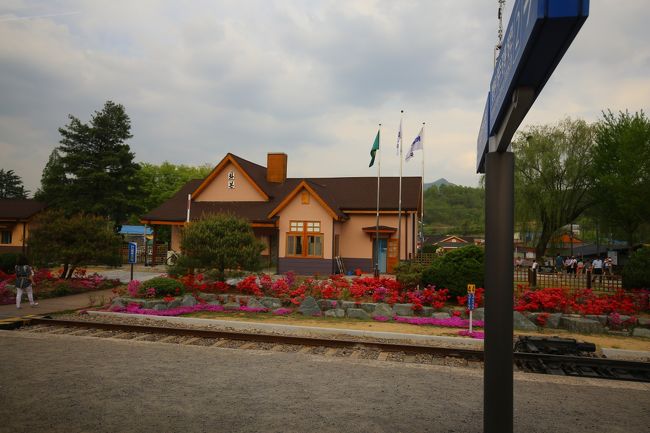 可愛い駅に停車　花本（ファボン）駅に到着。
