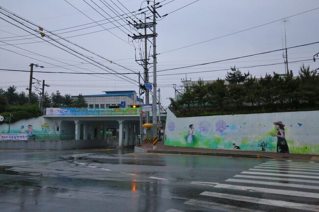 5月3日（日）<br />残念ながら夜中から降りだした雨が朝も降り続いています。<br />５時20分にホテルを出発<br /><br />この角を右折し、鉄道のガードをくぐると約50ｍ先の右側に市内バスターミナルがあります。