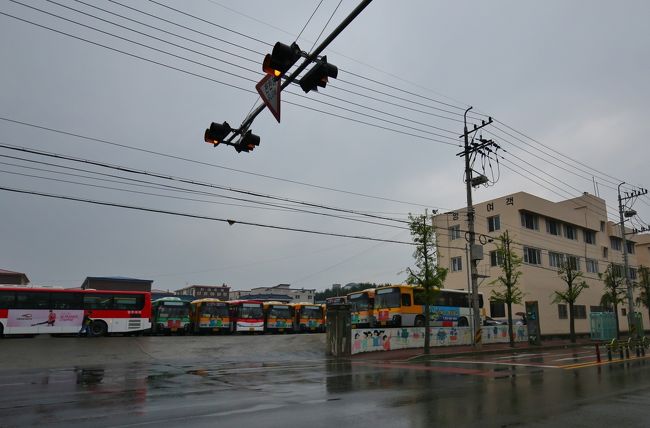 市内バス停留所に到着。