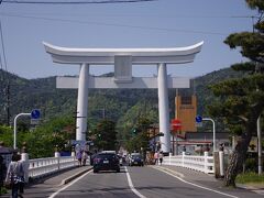 大社ご縁広場から歩いて出雲大社へ♪

ちょっと歩くけど、参道にはお店が並んでいるので苦になりません