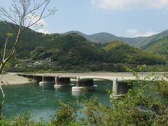 １５分ぐらい余裕を残してバスに戻ると、撮り鉄の女性が、この近くにも沈下橋があるというので、見に行きました。

私達が早く食べ終わっても、バスは時間にならないと動きません。乗降客がいなくても、料金も観光バスだけれど、一応路線バスを兼ねているとのことです。