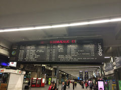 さて、ホテルの最寄り駅から始発の地下鉄に乗ってGare Montparnasse駅へ。今日はモンサンミッシェルへの日帰り弾丸ツアーを強行しました。TGVのチケットは列車の目的地 Rennes までを日本でオンライン予約済みだったので乗車まではスムースに。タイミング良くClass 1が安く購入できました。