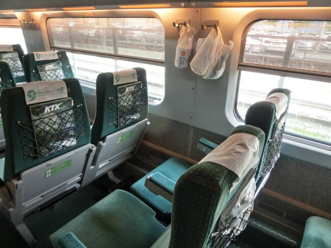 一般室（２等車）の車内<br />狭い車内、48分のガマンです。<br /><br />釜山到着が１時間遅れ、昼食の時間が無くなってしまったので、ロッテリアの韓牛（ハヌ）プルコギバーガーを車内でいただきました。
