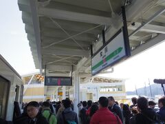 女川駅到着！　新しいホームの先には新しい駅舎が見えます。
けっこうな人だかり。取材陣も複数来ています。