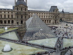 さてsiteから3駅、地下鉄を乗り継いでPalais Royal - Musée du Louvreへ。開館時間に合わせてこの日のメインと言ってもいいルーヴル美術館にやって来ました。Museum Passを日本で事前に買っておいたので、当日券購入の長い列を横目にスイスイと入ります。