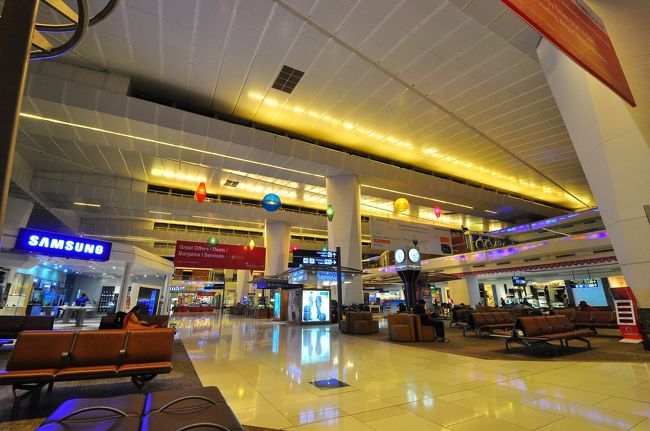 今回は時間短縮のため奮発して成田→デリー直行便。<br />16:00成田発、0:10デリー着、空港ベンチで仮眠、5:40国内便発、07:05レー着です。<br /><br />たった15時間程度でパキスタンのような景色を拝めるとは！<br />空路の発達に感謝です！