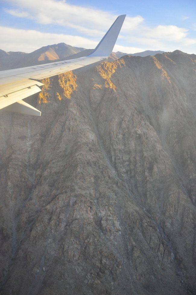 眼下の山岳地帯が迫るにつれ、その巨大さ美しさが分かってきます。<br />腰砕ける程美しい！半端ないスケール！あまりに美しすぎて、顔がにやけてしまうほど！<br /><br />気持ち悪くてすみません。<br />でも驚愕の景色を見ると、たまらない感覚になるんです！<br /><br />この感覚はロフォーテン以来かも。<br /><br />雪を心配していたが、ちょうど紅葉の真只中でした！