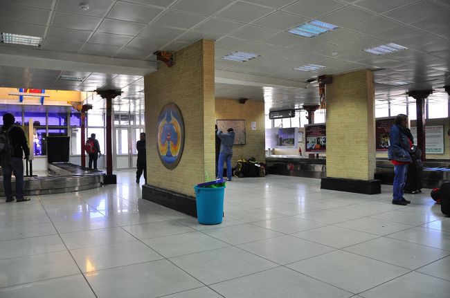 荷物をピックアップした時、クラッときてベンチで休む。<br />忘れてはいけないのは、ここは標高3500mあるということ。吐く息が白い。<br /><br />1時間半程のフライトで一気に高所に来てしまうので、高山病は要注意。<br /><br />ちなみに僕はダイアモックスに頼らずに乗り切ろうと思っていました。