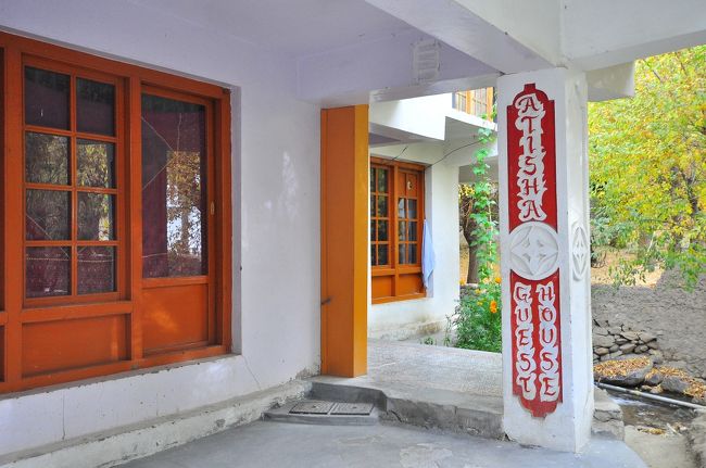 200Rpでゲストハウスまで移動。<br />Trip advisorで評判の良かったAtisha GHに宿泊。<br />一泊500Rp　この辺りでは少し高めかもしれませんが、確実なお湯を求めていたので良いんです。日当りも良し。Wi-Fiはなし、というかこの街にはWi-Fiがほとんどない。あっても特定のレストランでたまーに繋がるくらいです。