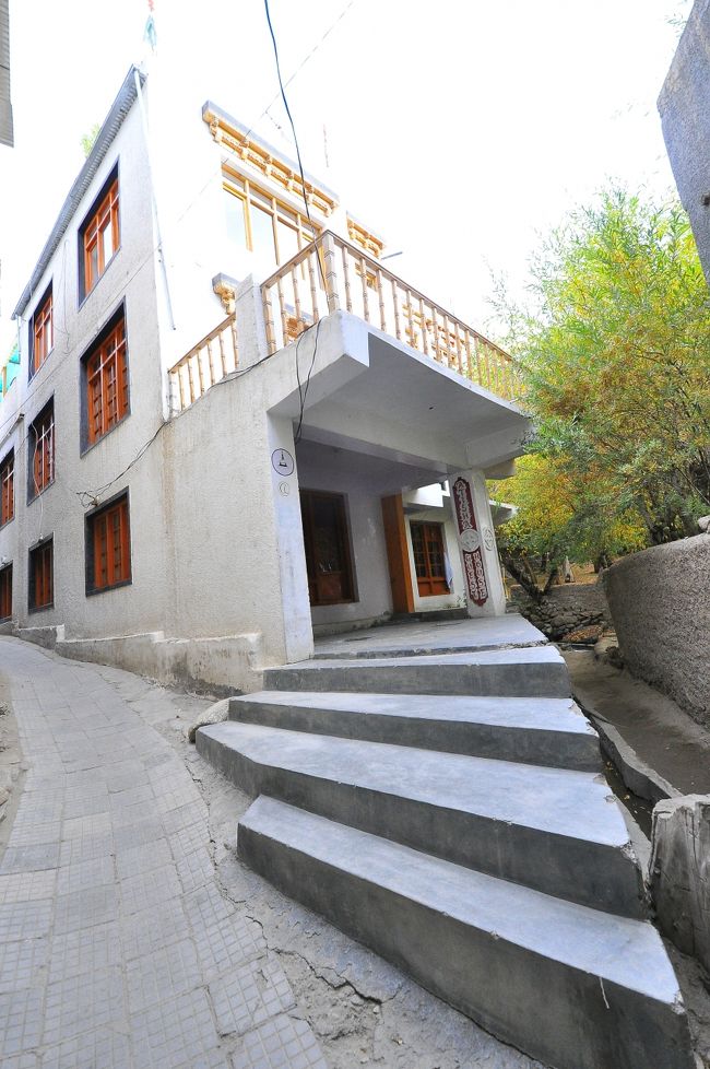 高山病対策として、①水をたくさん飲む②呼吸をゆっくり大きく③寝ない！<br /><br />寝ると呼吸数が低下して酸素が回らなくなり、一気に症状が悪化するらしい。だから、疲れていたが半日は寝るのはがまん！！