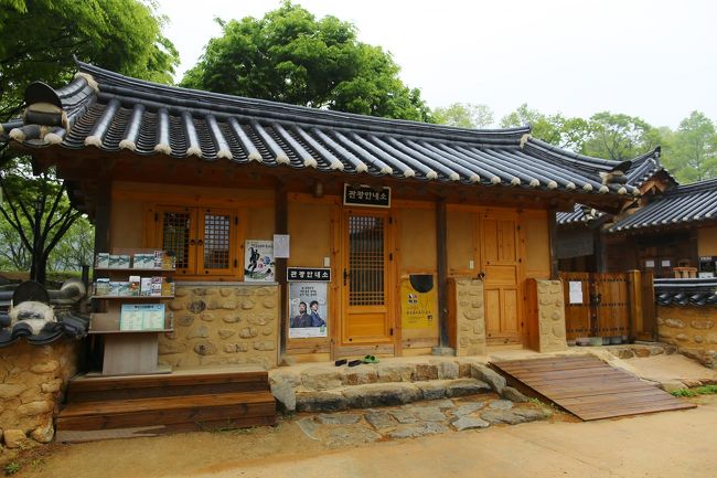 左手の観光案内所に来ました。朝早いので誰もおりませんが、スドリの案内地図をゲットしました。