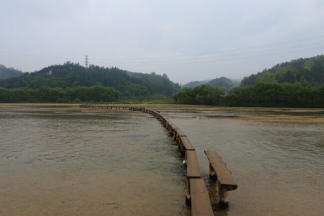 ここで落ちたらカメラがダメになりそう！慎重に渡ります。<br /><br />途中、すれ違える場所も有ります。