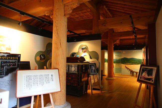 中に入ってみましょう。ムソムマウルの歴史と文化を展示した郷土展示館です。<br /><br />