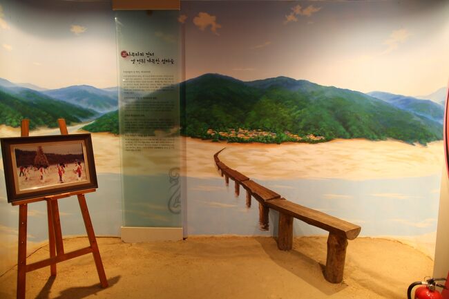 今、乃城川を渡す一本橋を渡るのが何よりの特渡って来た一本橋の絵<br /><br />左の写真は秋に開かれる「ムソム一本橋祭り」の写真でしょうか？