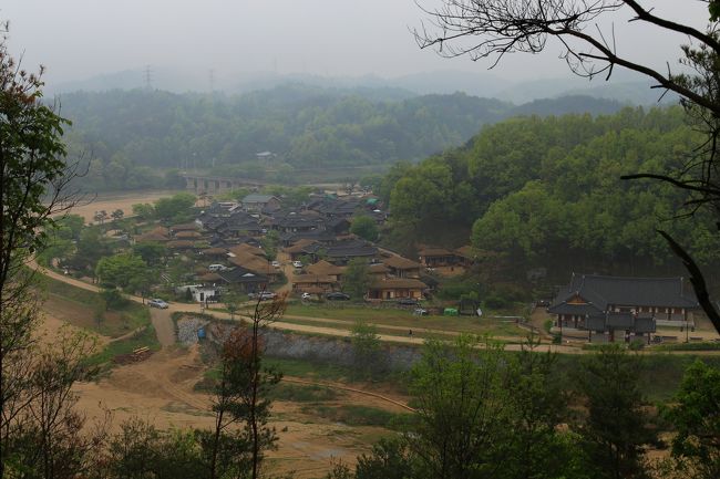 写真右側が、ムソム資料展示館です。