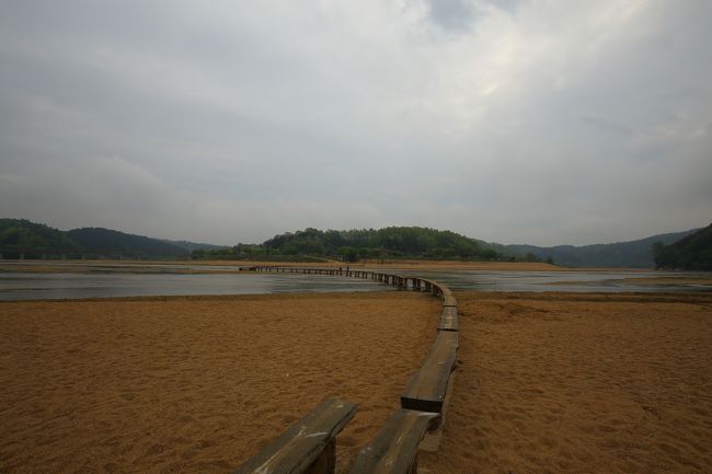 山を横断し下山すると、前に渡った一本橋が見えてきたので、この橋からソドム村に戻りました。