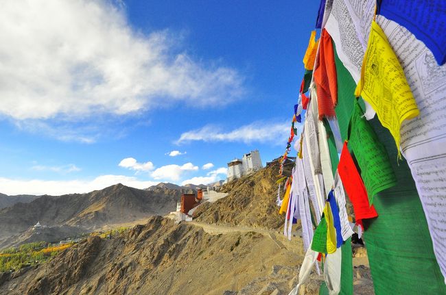 タルチョとゴンパ。