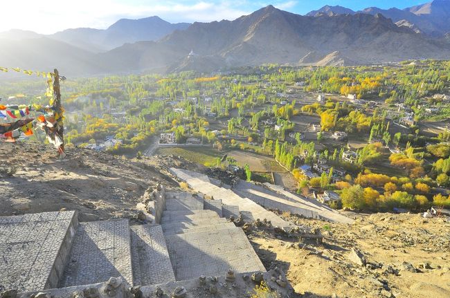 帰りは反対側の階段から下ります。<br />こちらには特別入り口はないので、こちらから登れば王宮の入場料は回避できると思います。