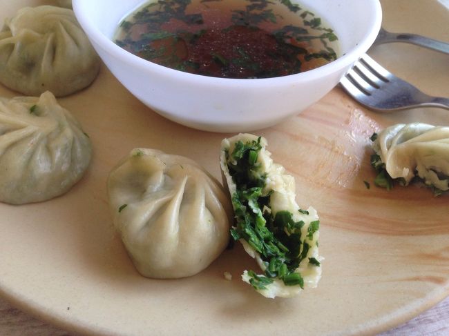 たしかほうれん草だった気がします。<br /><br />食後、旅行会社を探して歩きます。しかしオフシーズンのためほとんどシャッターが閉まっています。<br /><br />何とか代理店を見つけ、4日間の旅行を組みました。<br />1万6千円程度。ハイシーズンなら簡単にシェアする人を見つけ、皆で割ることができますが、人が少ないので仕方がない。<br />