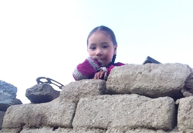 ひょっこり顔を出してきた子供。<br />写メを撮って見せてあげると、顔を手で覆って隠れてしまいました。<br />かわいすぎる…