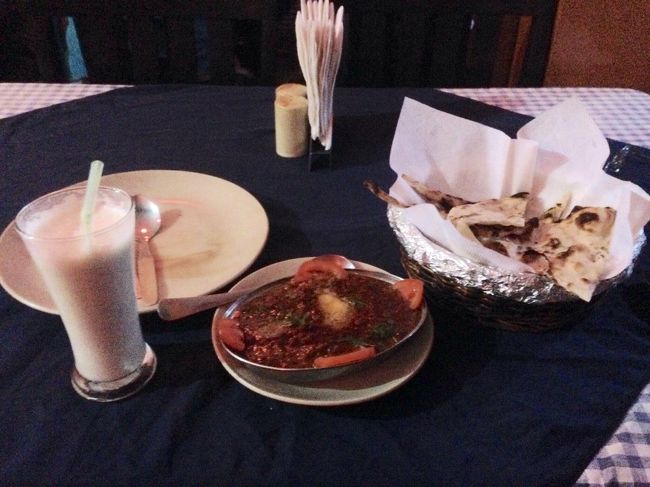 ホテル近くのレストランHappy Worldにて。<br />ここはWi-Fiがあるが、動かず…。<br />携帯が使えない生活はいつぶりだろう…<br /><br />明日は月面世界、ラマユルへ！