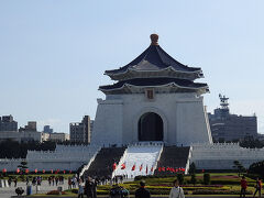 総統府から中正紀念堂までは歩いてもすぐです。中には蒋介石の像が。これがやたらと大きいです。