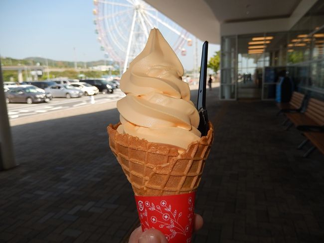 「びわソフトクリーム♪」<br />ワッフルコーンで360円<br /><br />日陰で食べたら寒かった＾＾；