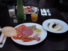 ベルゲンで泊まったホテルの朝食ビュッフェの一例です。
サーモンを始め魚介類や畜肉加工品など好物が多くて北欧の食事は大満足でした。