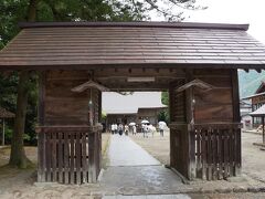 出雲の山間部にある須佐神社。山あいの田園風景の中に立つ小さな神社ですが、日本一のパワースポットとテレビや雑誌で紹介されているそうで数多くの参拝客がいました。