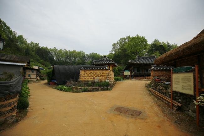 右手の奥に見えるのが、 晩竹斎古宅