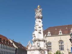 　三位一体広場に立つ　ペスト終焉記念に建てられた

　三位一体（父・子・聖霊）像です。バロック様式。