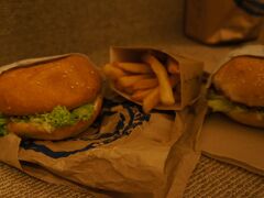 夜ご飯は人気店、ファーグバーガーをいただきました。
スタンダードなハンバーガーが$12〜でした。
顔くらいの大きさのバーガーですごいボリュームです。