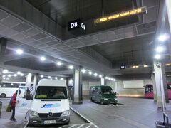 発車時間がよくわからなかったので7時過ぎにバスターミナルへ着いたら
次のバスは7:50発車だといわれ、パンとカプチーノで朝食を取りながら待ちました。

到底バスとはいえない
この小さな車でした