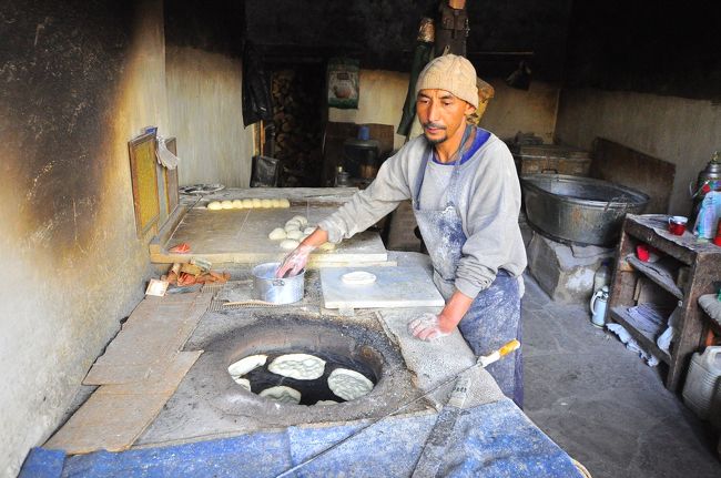 朝方、ムスリムのパン屋にパンを買いに行ってみました。