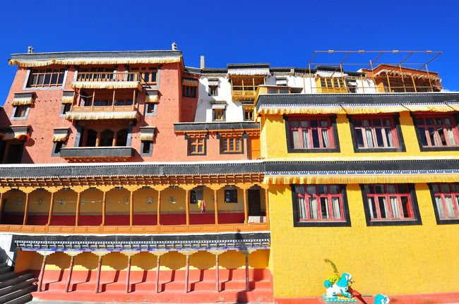 風にはためく飾りと鳩の群れが幻想的です。