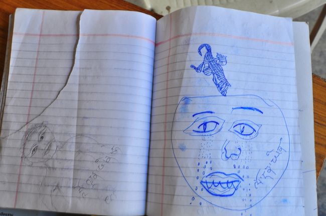 皆外で作業、または中でテレビを見ているのか、誰も外に出ていませんでした。<br />これは受付表です。僧侶による様々な落書きがありました。