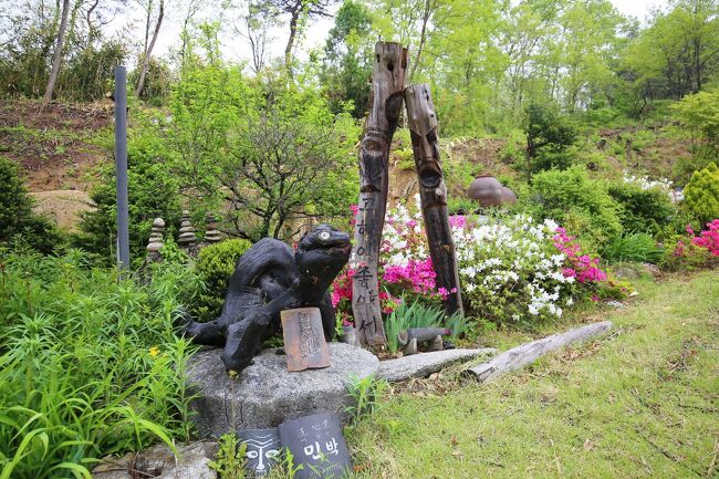 村の西側の一番山の方に上がった所にキムハンセ家に行こうとですが、ほとんど住んでいる家の敷地にはいるような感じだったので、途中で引き返してきました。<br /><br />写真は行く途中に有った、焼けた木でできた亀さん。