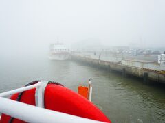 被災地の一角にある港からフェリーに乗り．．．