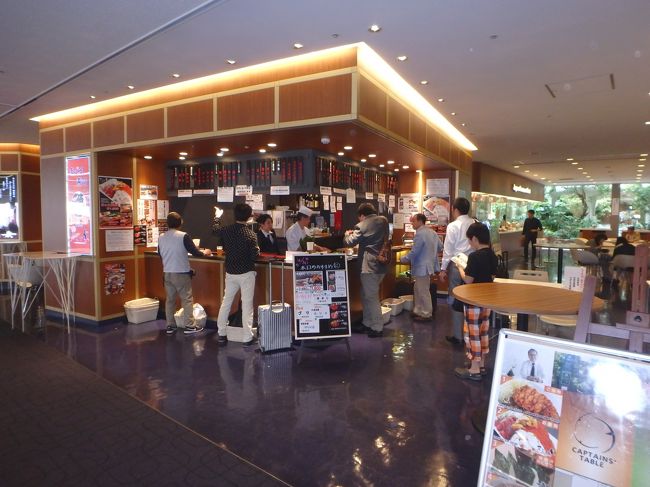 さ〜おかあさんだけが三か月間楽しみに楽しみにしてきた、石垣旅行の始まり〜<br />ヒャッホ―(^○^)<br />ちょうど良いフライトは取れず、学校を早退と欠席一日、というスケジュールになってしまいました。息子よごめん<br />１４：２０　羽田発<br />急ぎでチェックイン後、お昼ご飯を　　<br />空港の立ち食い江戸前寿司にハマっている我が家はここ♪<br />