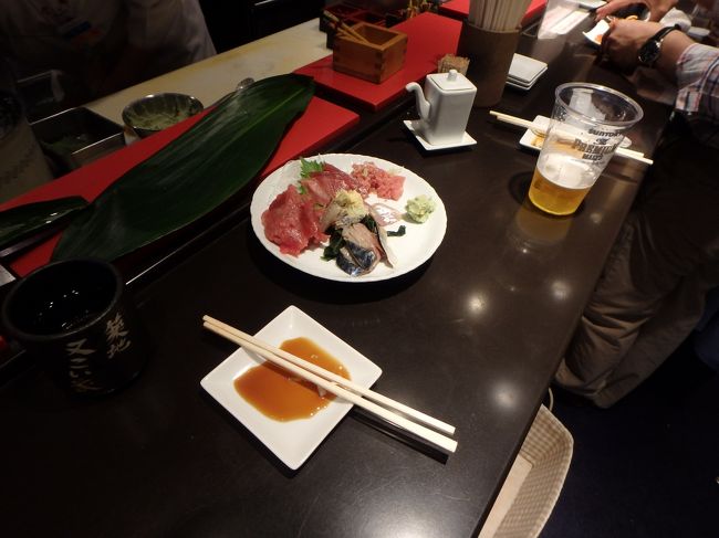 おつまみに刺し盛り<br />ビールがプラカップなのがもったいない！！！