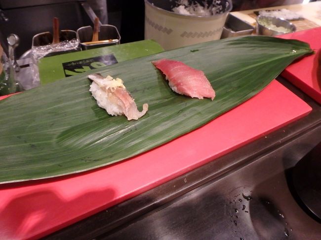 あじ　赤身　握り　<br />シャリが控えめの大きさでネタの旨さが口の中でとろける〜<br />こういうのが、一貫ずつ頼めるので、ちょっとだけ食べたい時にも良いよね＾　＾<br />こんな繊細なお寿司、母と息子くんには貴重なんです)^o^(　<br />