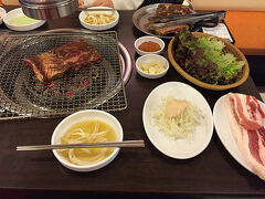 韓国に来たら焼肉でしょということで、夕食はフリーペーパーで評判のよさそうなホテル近くの焼肉店で。焼くのも取り分けるのもお店の方がやってくれました。