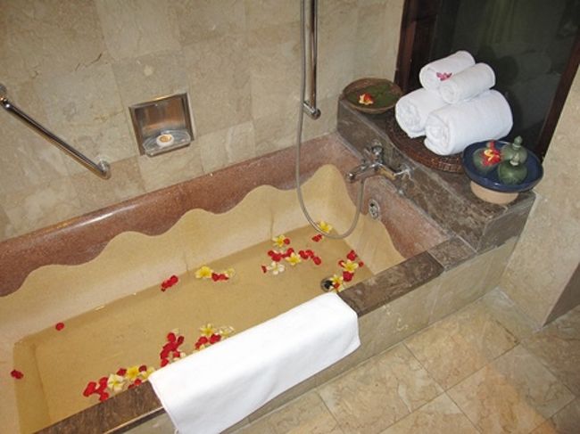 バスタブ。<br />お花が置いてあったので、フラワーバスにしてみました。