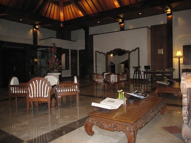 ブログ「なんごくごくらく」もぜひ<br /><br />http://nikitanikita.blog98.fc2.com/<br /><br /><br /><br />ホテルのロビーです。<br />到着したのは日が暮れてからでした。<br /><br />すっごく広いわけではないけれども、落ち着きのある空間です。