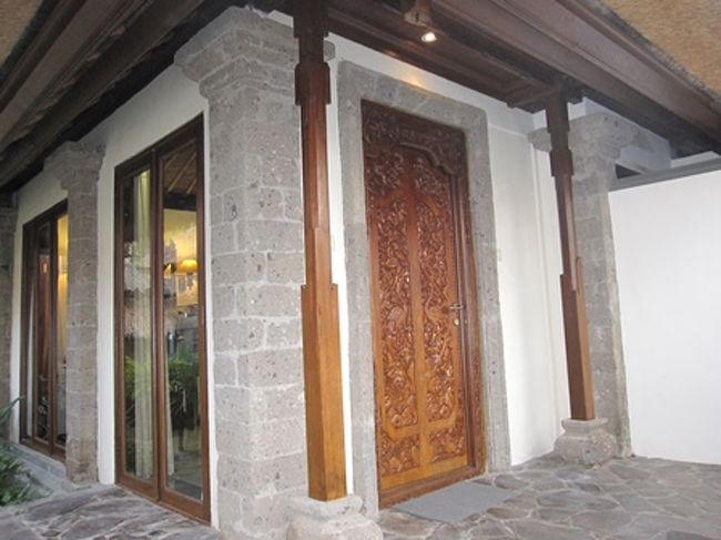 部屋への入口の扉。<br />重厚感があります。