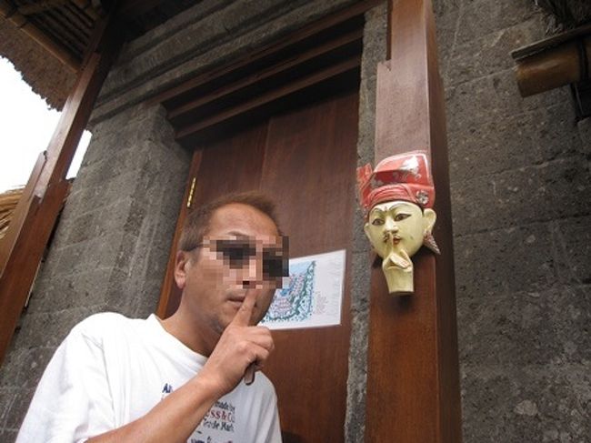 部屋への入口。<br /><br />シャレーを予約したのですが、ウェディングの撮影許可を事前に取っていたこともあり（たぶんサービスで？）コテージタイプのお部屋にしてくれました。